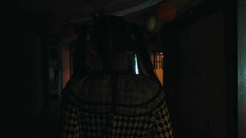 silhouette de une la personne en marchant dans une vaguement allumé couloir avec reflets sur le sol, création une mystérieux atmosphère. video
