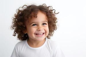 ai generado un pequeño niña con Rizado pelo sonriente foto