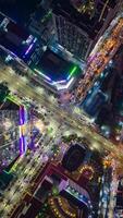 antenne timelapse van avond verkeer Bij kruising in downtown Hanoi, Vietnam video