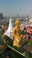 gigante d'oro Budda nel bangkok con un' bellissimo città orizzonte nel il sfondo video