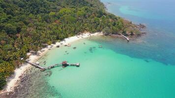 panoramico tropicale bianca sabbioso spiaggia con turchese acqua nel Tailandia video