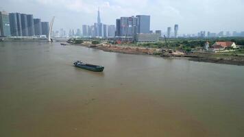 lading schip Aan de Saigon rivier- en ho chi minh stad horizon, Vietnam video