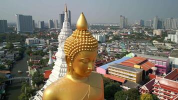 gigante dorado Buda en Bangkok con un hermosa ciudad horizonte en el antecedentes video