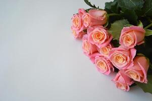 Rosa flores rosado naranja coral. hermosa ramo de flores elemento en un blanco antecedentes. gratis espacio para texto. boda, día festivo, San Valentín día, cumpleaños. foto