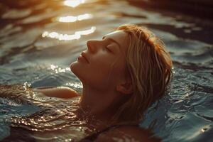 ai generado retrato de joven hermosa mujer relajante en nadando piscina a puesta de sol. foto