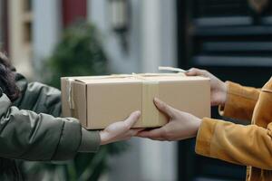 ai generado mujer mano aceptar un entrega de cajas desde repartidor .de cerca de dos personas intercambiando un paquete. foto