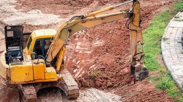 retroexcavadora excavando suelo. construcción sitio, un poderoso retroexcavadora cargador maniobras expertamente, excavando el suelo con industrial precisión, exhibiendo el eficiencia de pesado maquinaria a trabajar. foto