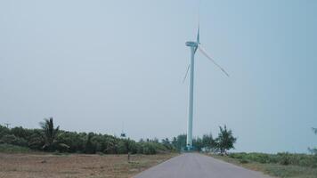 molino de viento turbina graciosamente arneses viento fuerza, mudado eso dentro electricidad mediante generador. sostenible tecnología ejemplifica promesa de renovable energía para verder, ecológico futuro foto