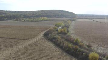 aérien vue de le train monte sur le chemin de fer. drone vol plus de le locomotive et voitures de le étroit jauge chemin de fer. video