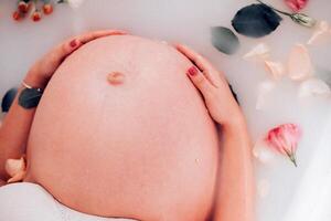 embarazada mujer cerca vista. el embarazo antecedentes foto