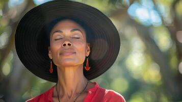 ai generado un de cerca de un sereno mujer en un grande negro verano sombrero y un relajado rojo camisa, cerrando su ojos en contentamiento foto