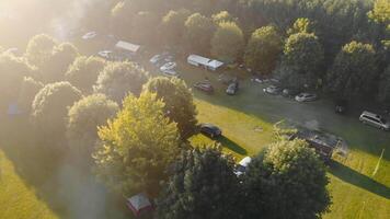 vue aérienne forêt et zone de loisirs, camping dans l'illinois. un endroit où les gens se reposent en Amérique. parc de loisirs avec ses propres voitures. video