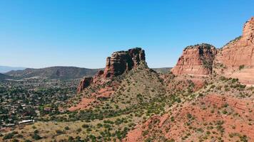 Glocke Felsen arial. ein natürlich Felsen Format im Sedona, Arizona. das Felsen ist bekannt wie Vorokh beim Glocke Felsen video