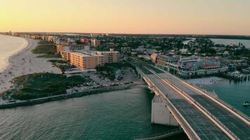 johns passar Madeira de praia aéreo. estreito e beira-mar este é sul florida dentro st. petersburgo. estreito e ponte levadiça às pôr do sol. video