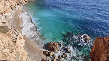 visie van de strand pasjaca strand in de adriatisch kust in Kroatië. reizen en zomer vakantie concept. video