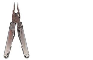 uno moderno gris hierro abierto plegable multifuncional cuchillo aislado en un blanco antecedentes. herramienta multiple con extendido herramientas y alicates. compacto y portátil producto. bolsillo cuchillo. edc concepto. foto