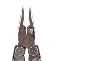 uno moderno gris hierro abierto plegable multifuncional cuchillo en un blanco antecedentes. herramienta multiple con avanzado herramientas. alicates cerca arriba. compacto y portátil producto. bolsillo cuchillo. edc concepto. Copiar espacio. foto