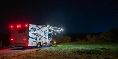 moderno clase C casa rodante cámping debajo estrellado cielo foto