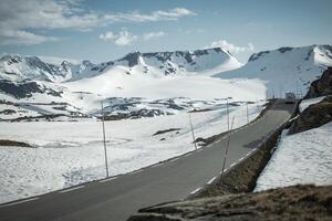 moderno camper camioneta en un noruego montaña la carretera foto