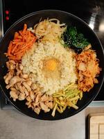 bibimbap plato de carne, arroz, vegetales y huevo foto