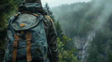 ai generado de cerca en el textura y tela de un caminantes hombro bolso en contra un fondo de un denso bosque y montañoso paisaje, capturar el esencia de exploración y naturaleza foto