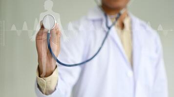 Toma recortada de un médico con una bata de laboratorio sostiene un estetoscopio al frente, conceptos médicos. foto