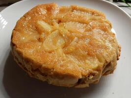 cerca arriba de plato de hecho en casa manzana tarta foto