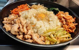 bibimbap plato de carne, arroz, vegetales y huevo foto