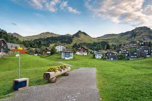 montaña pueblo de stoos rodeado por suizo Alpes, en verano a Schwyz, Suiza foto