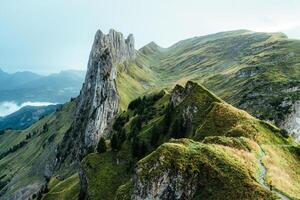 majestuoso rocoso montaña de saxofonista suerte en suizo Alpes durante otoño a Appenzell, Suiza foto