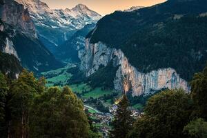 hermosa iluminado lauterbrunnen Valle en el oscuridad a berna, Suiza foto