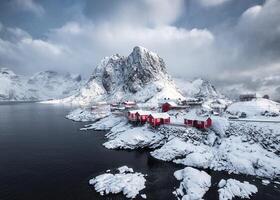 hamnoy pescar pueblo con montañas en invierno en lofoten islas foto