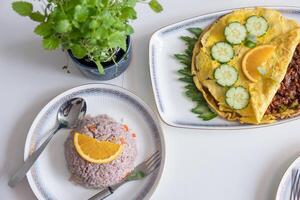 tortilla lleno carne de vaca frito con arroz baya en florero en comida mesa foto