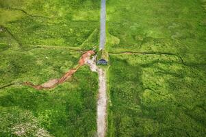 abandonado de madera choza con techo césped en desierto en vikingo pueblo foto