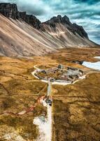 vikingo pueblo con vestrahorn montaña en desierto en verano Islandia foto