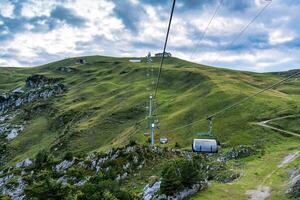 telesilla o cable coche montando terminado stoos pueblo y montaña paisaje a Schwyz, Suiza foto