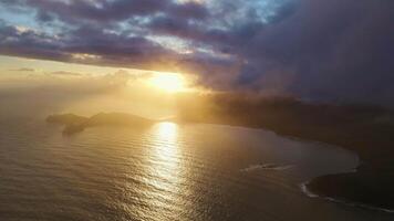 aéreo ver de un hermosa puesta de sol en valentin bahía, mar de Japón video