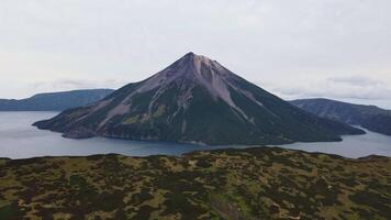 aérien vue de le unique Krénitsyne volcan sur Onecotan île video