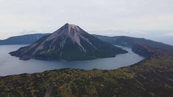 Drohne Aussicht von das einzigartig Krenitsyn Vulkan auf Onecotan Insel video