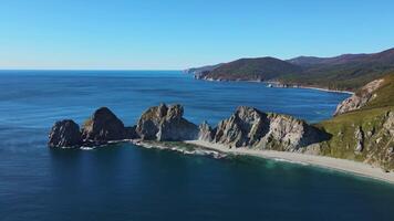 aereo. capo con alto scogliere su un' soleggiato giorno di il mare. montagna creste video