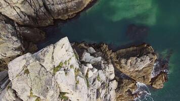 aereo superiore giù Visualizza di il bellissimo roccioso capo con puro scogliere video