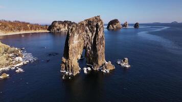 aereo Visualizza di un' bellissimo roccioso arco nel il mezzo di il mare. video