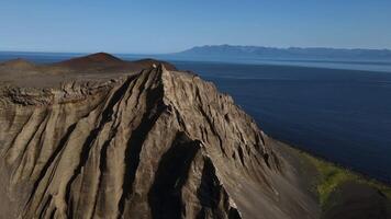 aéreo Visão do a topo do a extinto vulcão taketomi video