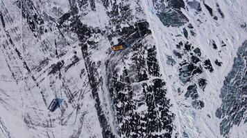 aerodeslizador se desliza terminado Baikal hielo del Norte de la naturaleza maravilla aerodeslizador raro modo transporte hielo. aerodeslizador en lago frente a nieve escarcha extremo norte extremo viaje explorador glacial terrenos. video