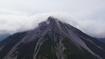 aéreo ver de el cumbre en el nubes único krenitsin volcán video