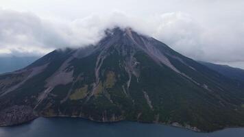 Antenne Aussicht von das einzigartig Krenitsyn Vulkan auf Onecotan Insel video