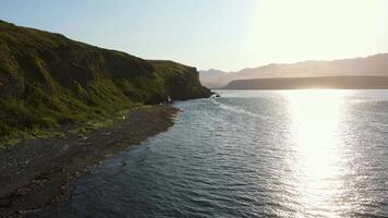 aereo Visualizza di il bellissimo roccioso costa di shumshu isola a tramonto video