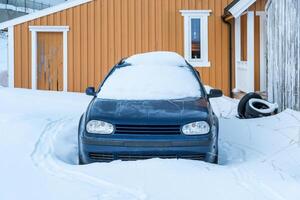 coche debajo el nieve en frente casa foto