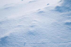 suave mullido nieve cubierto piso en colina en invierno foto