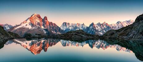 laca blanc con mont blanc montaña rango reflejado en lago en el puesta de sol a alta saboya, Francia foto